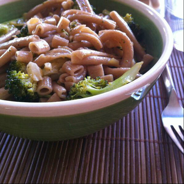 Strozzapreti y Ditalini de Espelta con salsa de vino blanco, ajos y broccoli