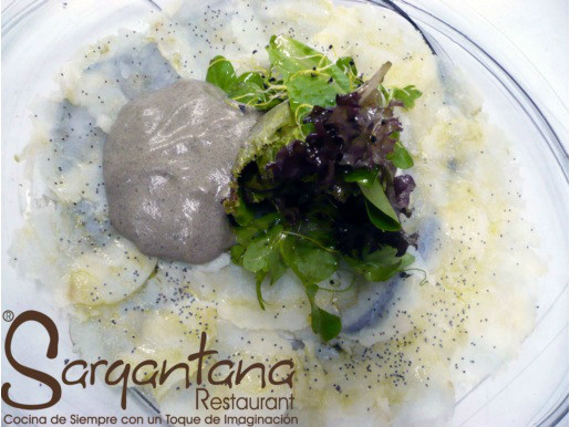 Carpaccio de Bacalao con espuma de olivas negras