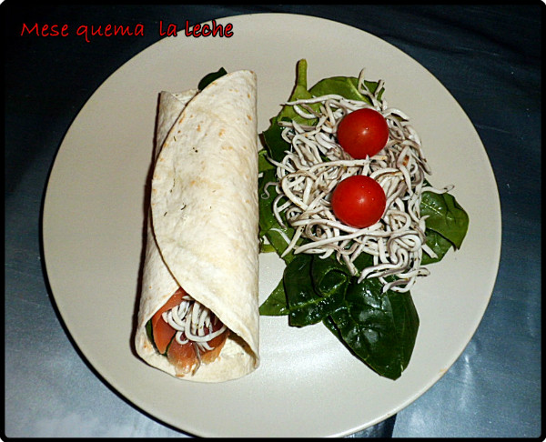 Wrap de salmón ahumado y gulas