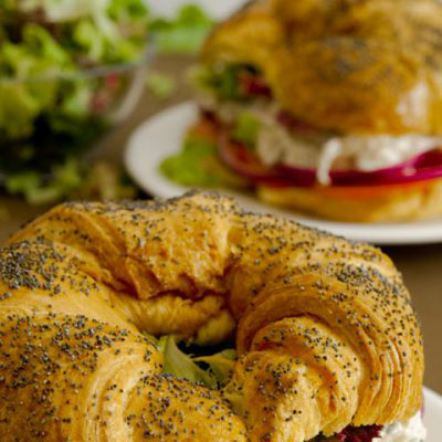 Croissants rellenos de Pollo y Ensalada