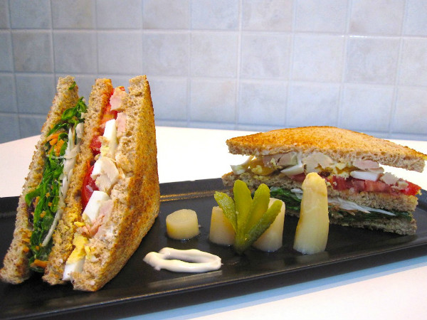 Sándwich vegetal con atún
