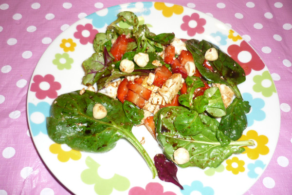 Ensalada de fresas y brotes tiernos