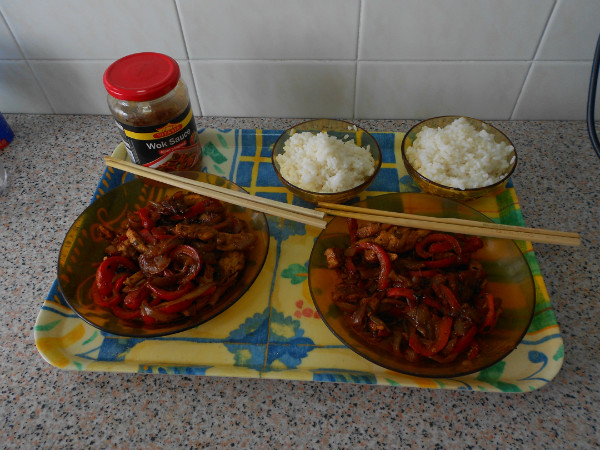 wok de pollo y verduras con ajam pangang