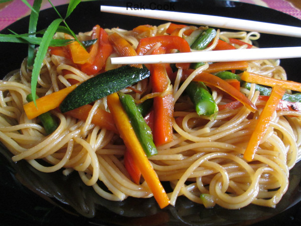 ESPAGUETIS CON VERDURAS EN SALSA DE SOJA