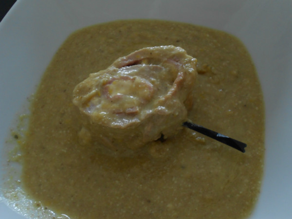 solomillo relleno en salsa de cebolla y champiñones