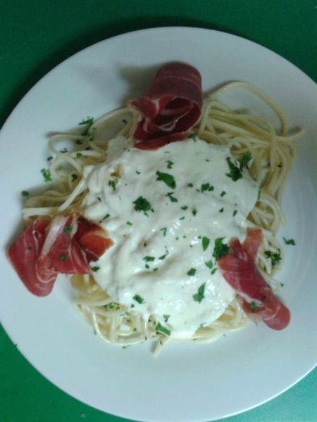 Espaguetis con salsa gorgonzola y jamon