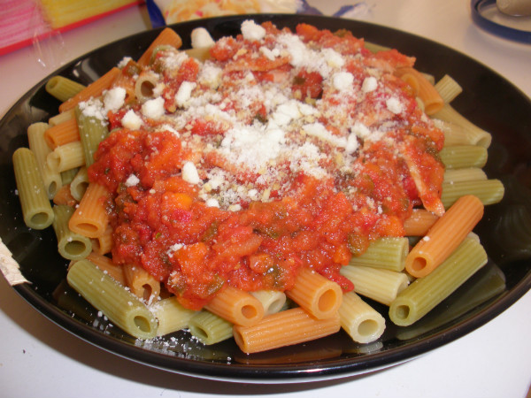 Pasta con verduras y tiras de pollo