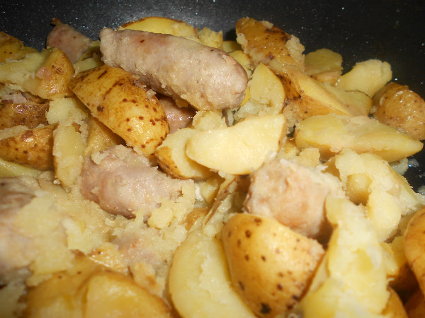 patatas con salchicas al horno