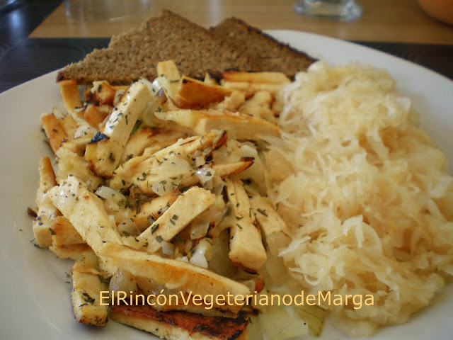 Tofu salteado en wok con chucrut