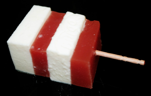 Pincho de gelatina de tomate y queso de Burgos