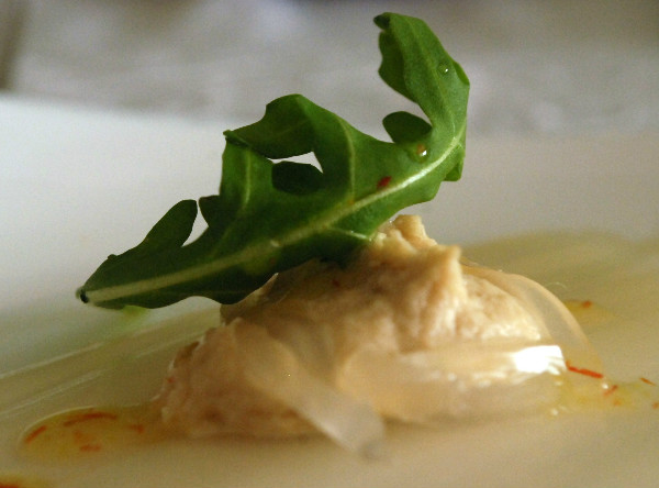 Ravioli de Hummus con aceite de azafran