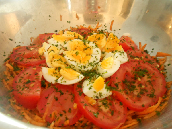 Ensalada de zanahoria, tomate y huevo