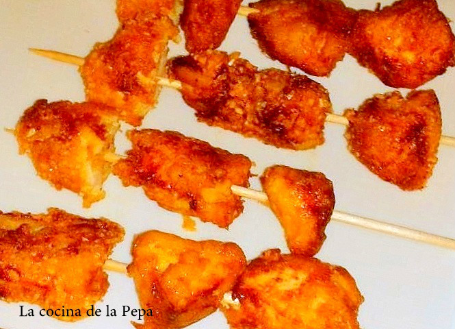 Brocheta de pollo en coco y almendras