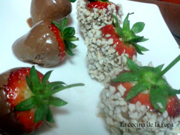 Fresas con chocolate y almendras