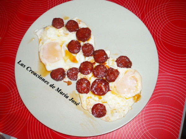 HUEVOS FRITOS CON CHORIZO