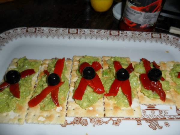 canapes de aguacate con cebolla