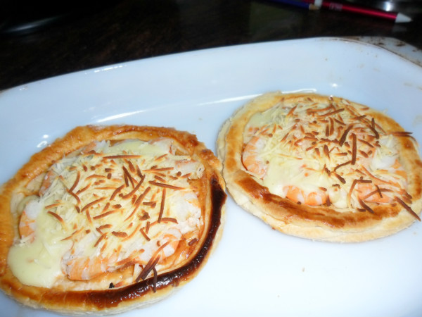 tartaletas de hojaldre con langostinos y bechamel