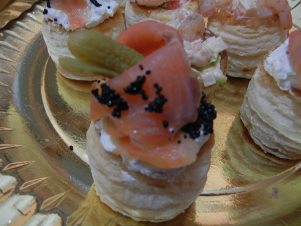 Volován relleno de Salmón Ahumado, Queso y Pepinillos