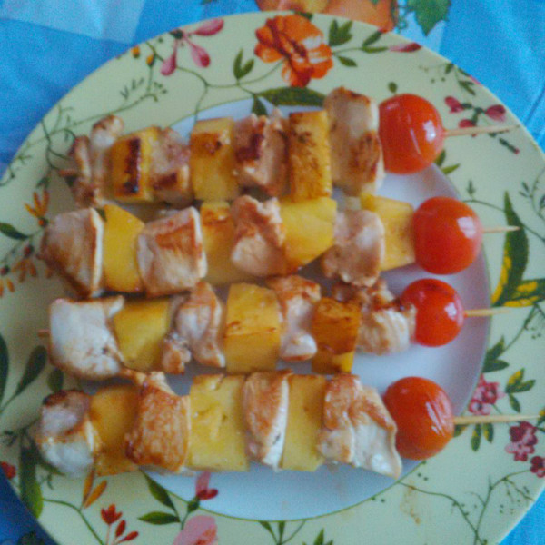 Brochetas de pollo con salsa de curry