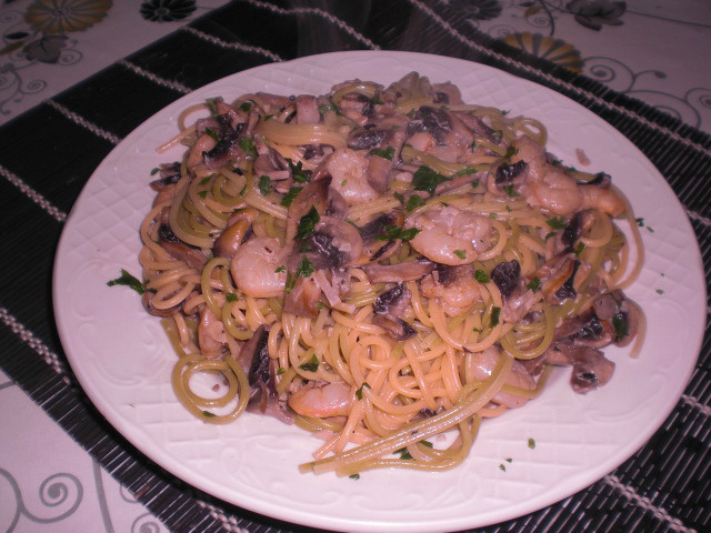 Spaghettis de verduras con champiñones y gambas