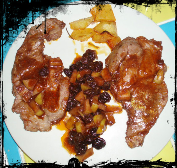 CHULETAS DE CERCO CON MANZANAS Y UVAS PASAS