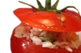 Tomates rellenos de arroz y aceitunas