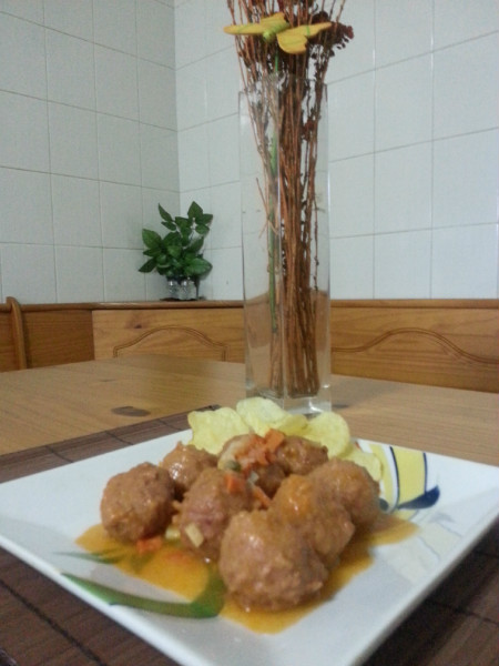 Albóndigas en salsa con patatas chips caseras