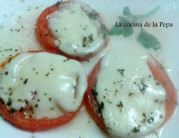 Tomates con mozarella al horno