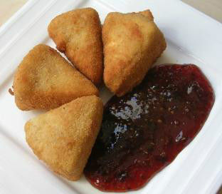 Croqueta de camembert con compota de tomate