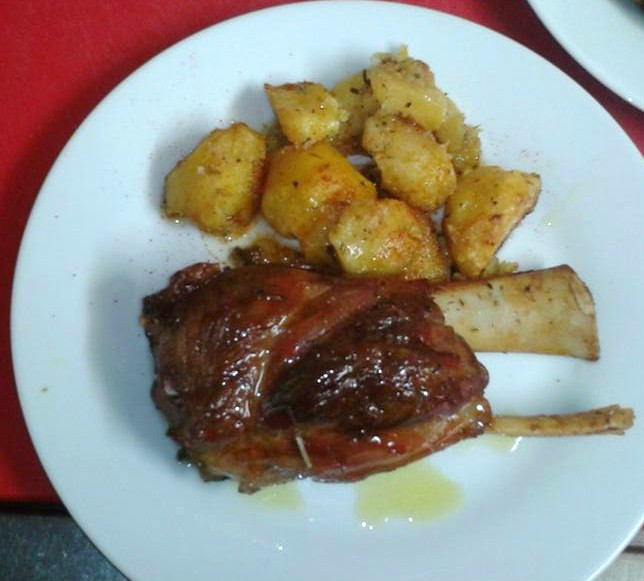 CODILLO AL HORNO CON PATATAS ASADAS