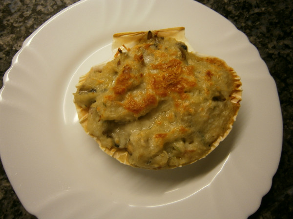 Conchas gratinadas de puré de patatas con merluza