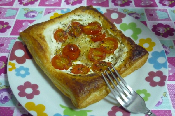 Tostas de hojaldre con Tomatitos Cherry