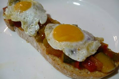 Tostas con pisto y huevos