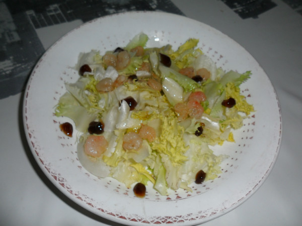 ENSALADA TEMPLADA DE ESAROLA Y GAMBAS