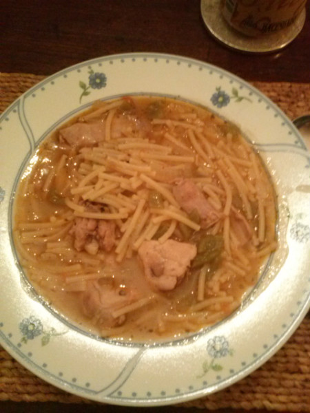 Conejo con fideos y vino blanco