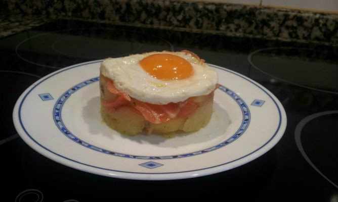 timbal de patata aliñada  con salmòn y huevo