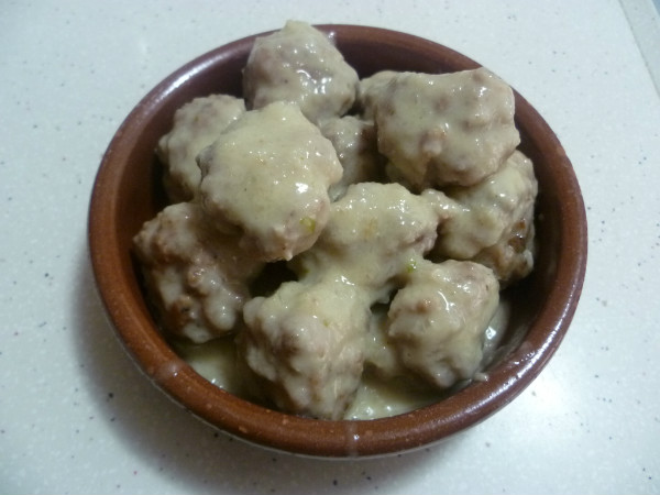 ALBONDIGAS CON SALSA DE CEBOLLAS