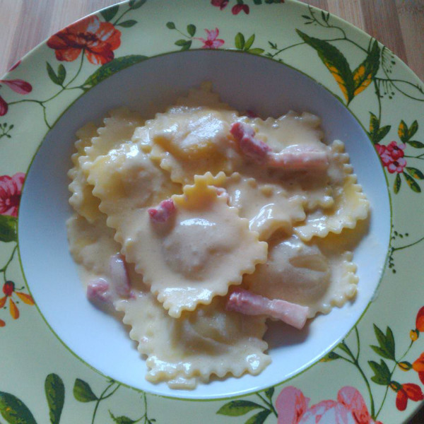 Raviolis de setas con salsa carbonara