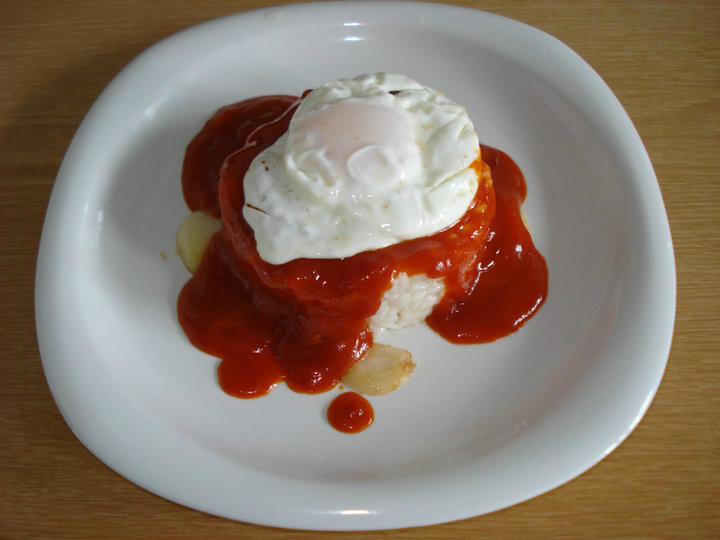 Arroz blanco con tomate y huevo