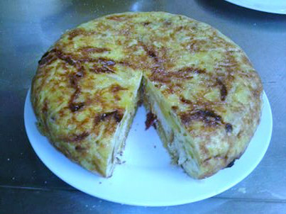 Tortilla de patatas rellena de torrada de payes con tomate y jamón  de bellota