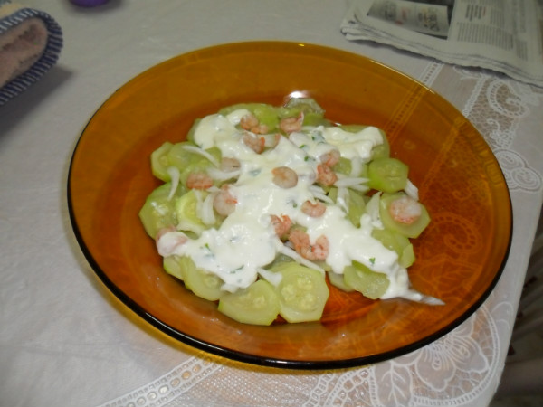 ensalada de calabacín con salsa de yogurt