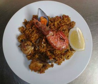 Paella de marisco butifarra y pollo