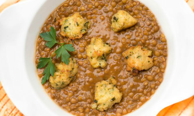 Lentejas en olla express con fritos de calabacín