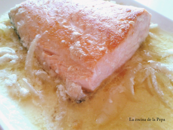 Salmón con cebolla y yogurt