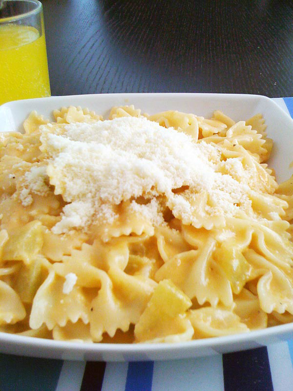 Farfalle con melón y queso rallado