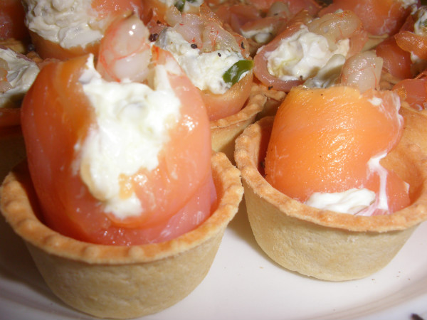 Tartaletas de crema de queso envuelta en salmón.