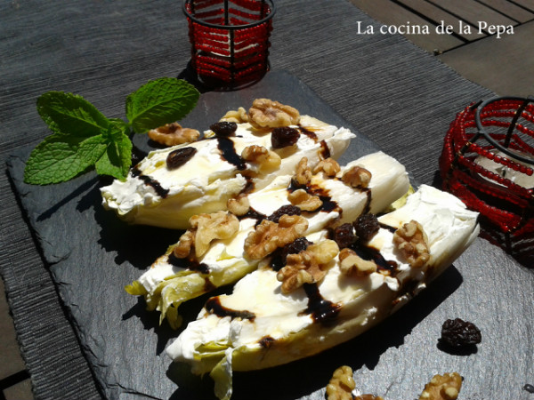 Endivias con queso, pasas y nueces