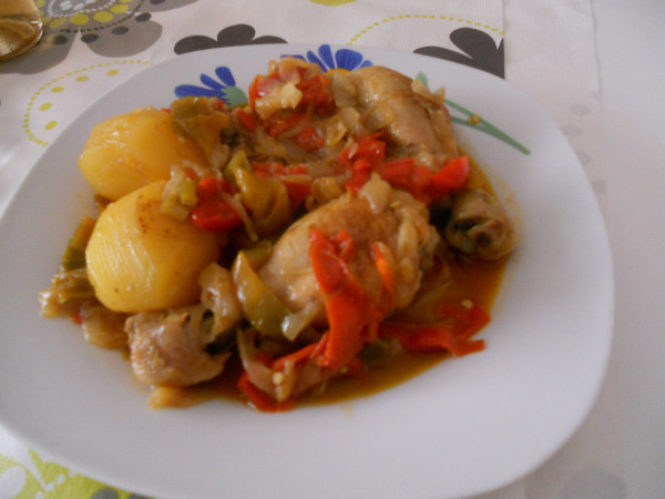 pollo con pimientos y patatas