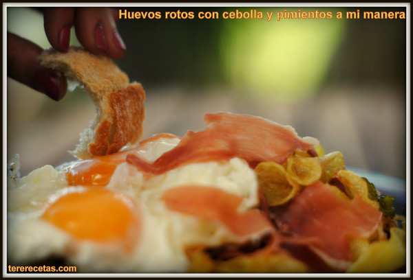 Exquisitos huevos rotos con cebolla y pimientos, a mi manera.