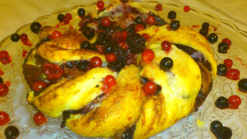 ROSCA DE HOJALDRE RELLENA  CON FRUTOS ROJOS